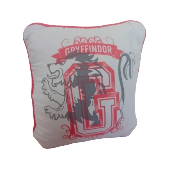 Primark‎ Warner Bros. Harry Potter Gryffindor Crest Lion Square Cushion - Picture 1 of 5
